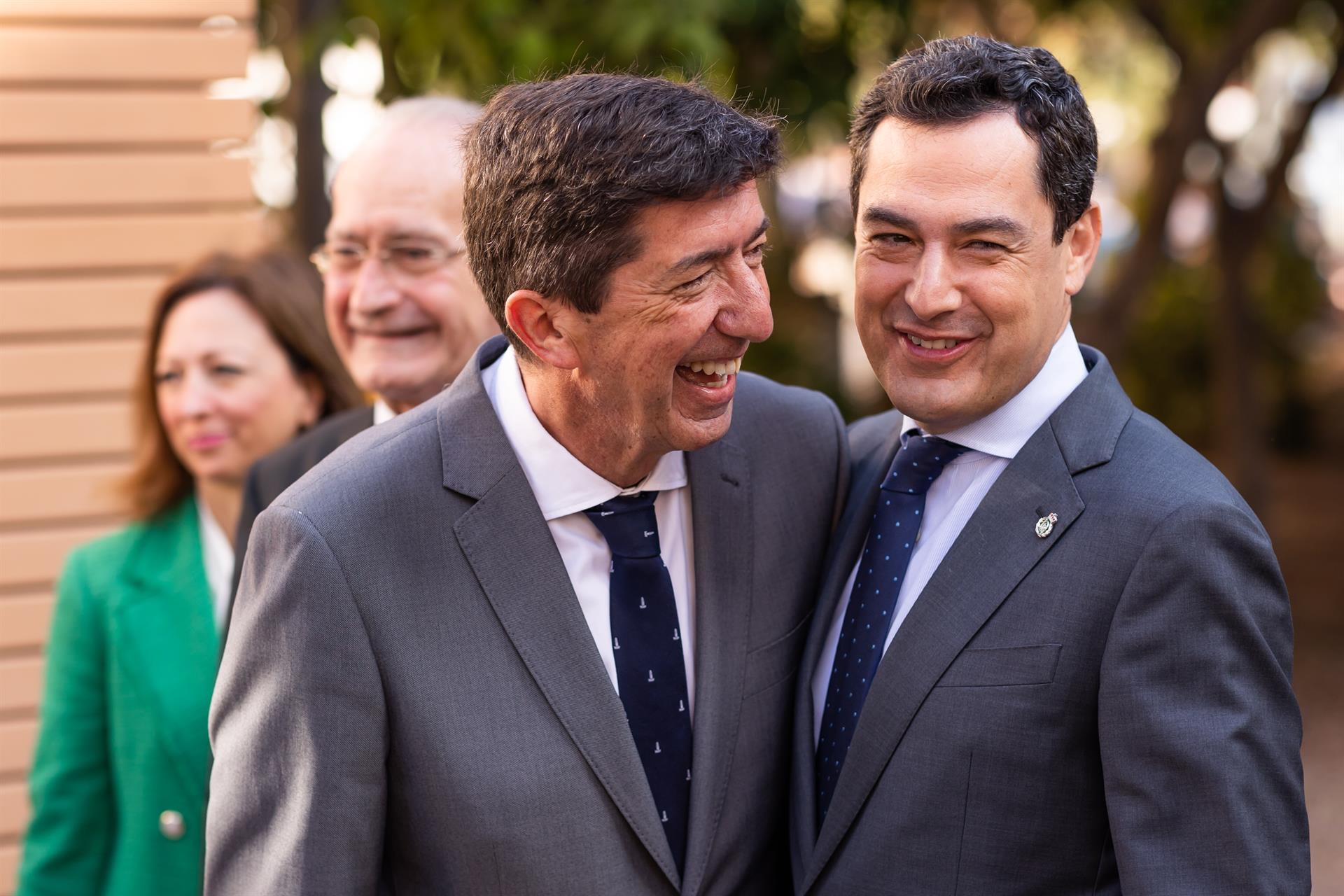 El presidente de la Junta de Andalucía, Juanma Moreno (d), sonríe junto al vicepresidente, Juan Marín (Cs), tras la foto de familia en el Teatro Romano de Málaga, momentos antes de la reunión del Consejo de Gobierno que, hoy martes, se celebra en la capital malagueña dentro de la ronda por las ocho provincias andaluzas y fuera del Palacio de San Telmo en Sevilla. EFE/Carlos Díaz
