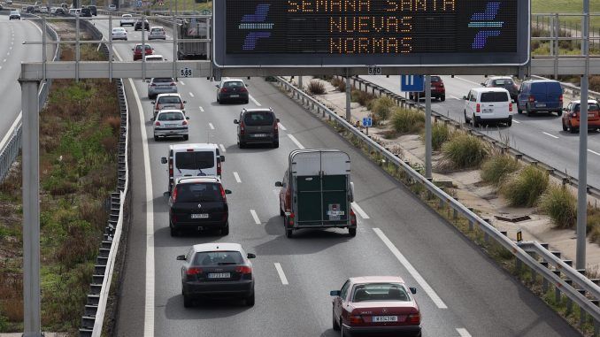 Aspecto que presenta el tráfico en el kilómetro 20 de la A-5, este viernes en Madrid. Tras dos años en los que la pandemia del coronavirus ha condicionado la Semana Santa por las restricciones a la movilidad, la Dirección General de Tráfico (DGT) pone en marcha la operación especial desde este viernes y hasta el lunes 18 de abril, periodo en que se prevén 14,6 millones de viajes por carretera. EFE/ Kiko Huesca