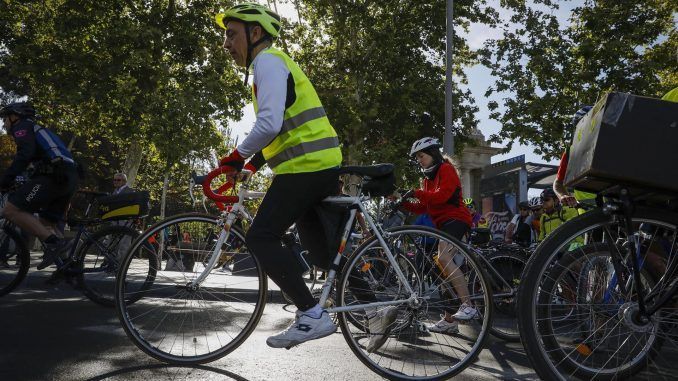 Imagen de archivo de una marcha ciclista. EFE/Emilio Naranjo
