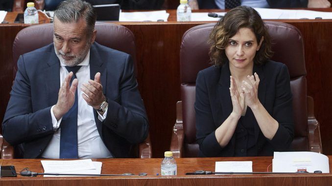 La presidenta de la Comunidad de Madrid, Isabel Díaz Ayuso, y el consejero de Presidencia, Justicia e Interior de la Comunidad de Madrid, Enrique López, participan hoy en la sesión de la Asamblea de Madrid. EFE/ Miguel Oses
