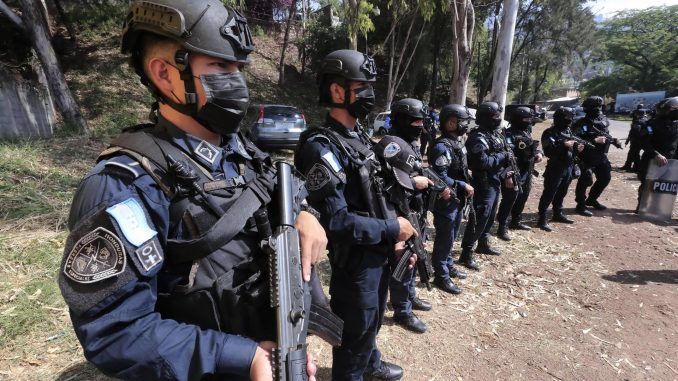 Miembros de la Policía Nacional montan guardia, este 20 de abril de 2022, durante un simulacro relacionado con la extradición del expresidente Juan Orlando Hernández (2014-2022) a EE.UU., en Tegucigalpa (Honduras). EFE/Gustavo Amador
