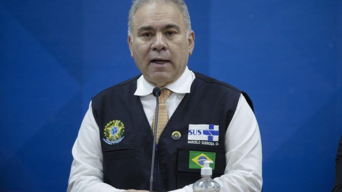 El ministro brasileño de Salud, Marcelo Queiroga, habla durante una rueda de prensa hoy, en la sede del Ministerio, en Brasilia (Brasil). EFE/Joédson Alves
