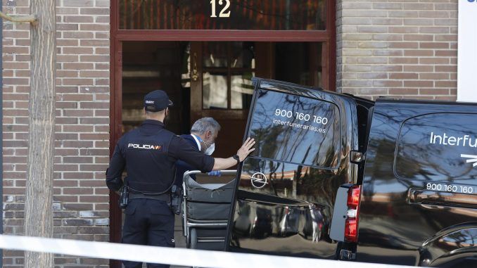 Edificio de viviendas del barrio de Carabanchel en Madrid donde, presuntamente, una mujer de 56 años ha asesinado a puñaladas a una de sus vecinas, de 84, y luego se ha suicidado, este lunes. EFE/Javier Lizón
