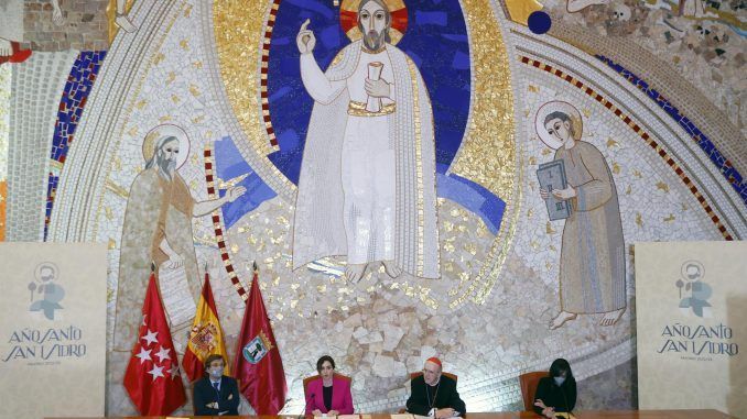 (De izq a der) El alcalde de Madrid, José Luis Martínez-Almeida; la presidenta de Madrid, Isabel Díaz Ayuso; el arzobispo de Madrid, cardenal Carlos Osoro, y la delegada del Gobierno, Mercedes González, asisten a la firma de un protocolo de colaboración y la presentación de las celebraciones previstas por el jubileo de San Isidro. EFE/ Juan Carlos Hidalgo
