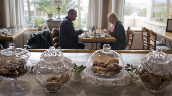 La Guía Repsol ha lanzado sus soletes de carretera, una recopilación de más de 300 establecimientos en los que hacer una parada en el camino para tomar un buen bocadillo o el mejor café, comer descubriendo la gastronomía de la zona o un tapeo rápido en la barra, incluyendo los favoritos de los artistas cuando van de gira y de los camioneros. En la imagen, Área de Boceguillas (Segovia). EFE/ Sofia Moro / Guía Repsol /SOLO USO EDITORIAL/ /SOLO PARA ACOMPAÑAR A ESTA NOTICIA/
