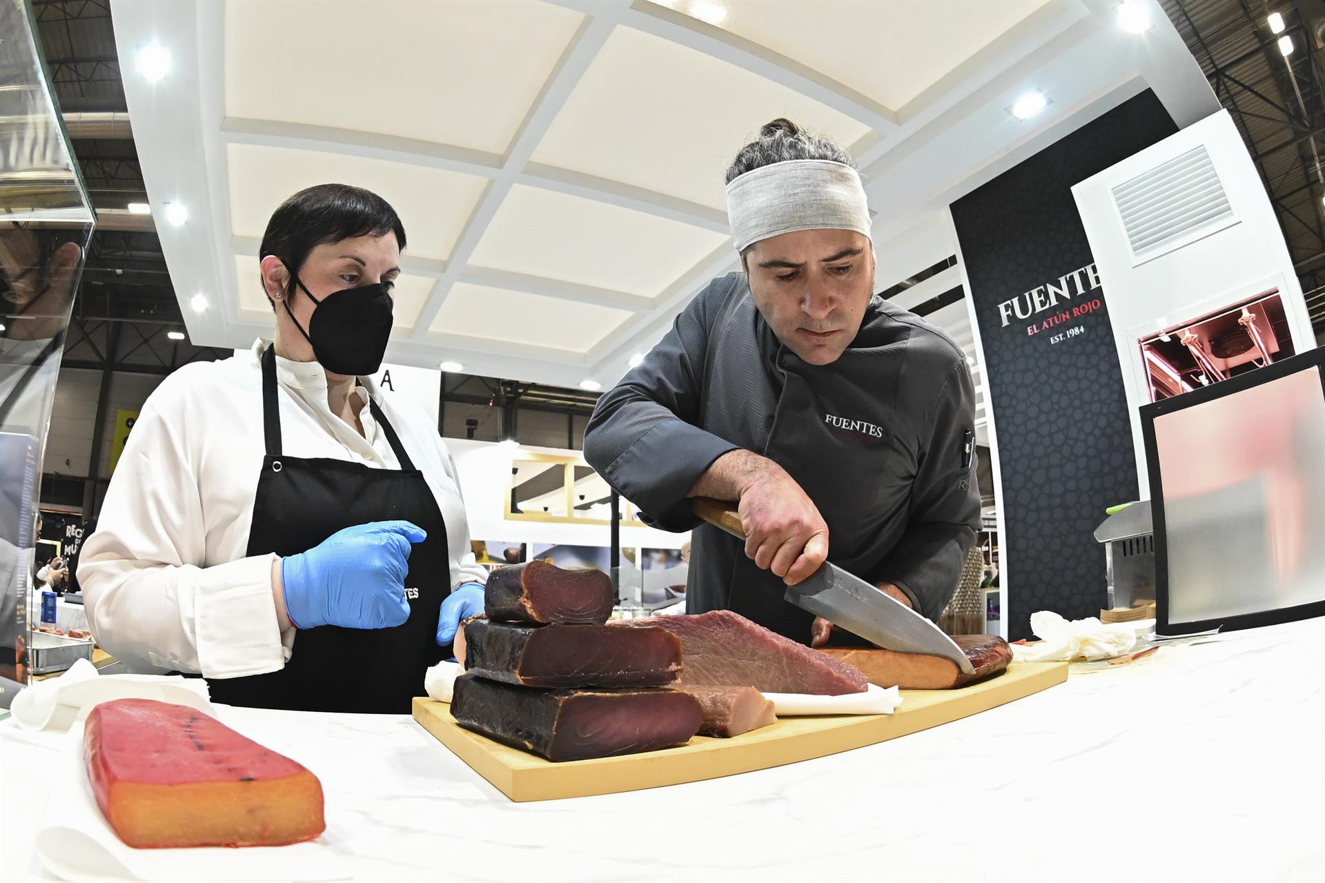 Un experto corta una pieza de atún rojo este lunes durante la primera jornada de la 35 edición del Salón Gourmets de Madrid. El evento se celebra hasta el 28 de abril. EFE/Fernando Villar
