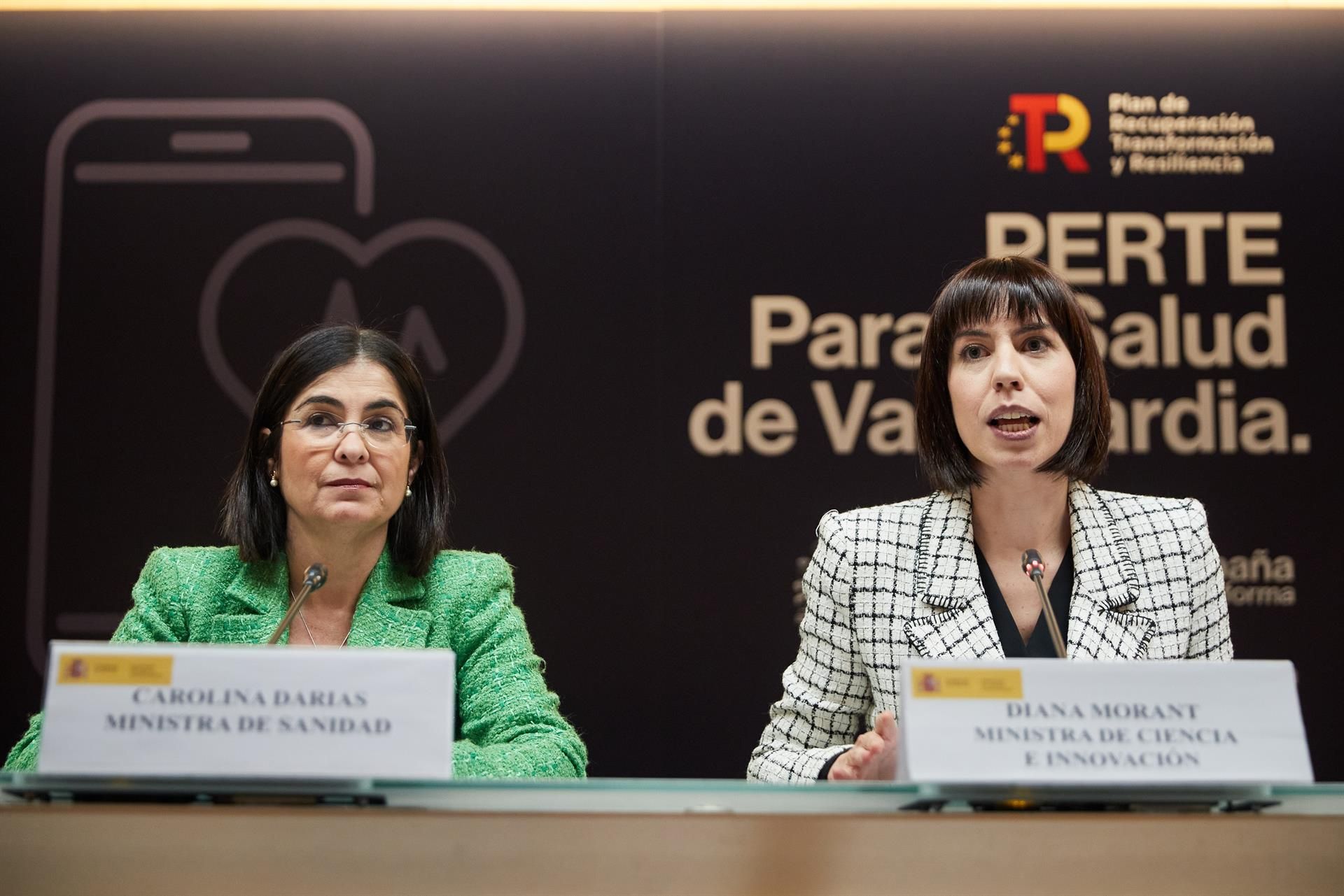 La ministra de Ciencia e Innovación, Diana Morant (d), y la ministra de Sanidad, Carolina Darias, presiden este miércoles la primera reunión de la Alianza Salud de Vanguardia, que contará con representantes de administraciones públicas, sociedades científicas, asociaciones empresariales y de pacientes implicados en el PERTE para la Salud de Vanguardia. EFE/ Miguel Oses
