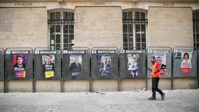 Carteles con fotos de los candidatos en foto de archivo. EFE/EPA/Mohammed Badra
