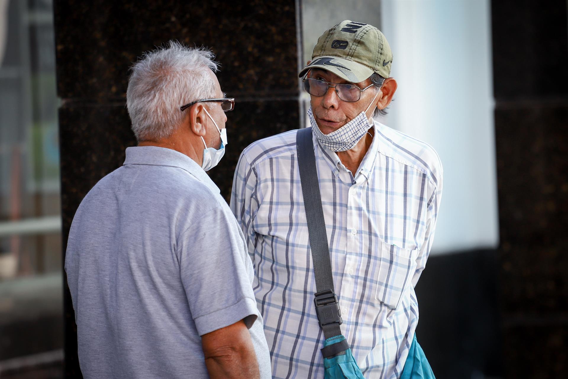 Dos personas conversan hoy, en Asunción (Paraguay). EFE/ Nathalia Aguilar
