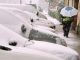 Un hombre se protege de la nieve en las calles de Ávila este miércoles. EFE/ Raúl Sanchidrián