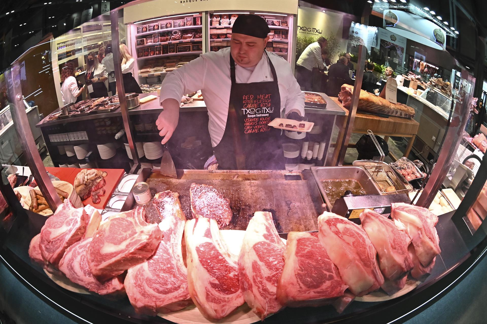 Un cocinero hace chuletones a la plancha este lunes durante la primera jornada de la 35 edición del Salón Gourmets de Madrid. El evento se celebra hasta el 28 de abril. EFE/Fernando Villar
