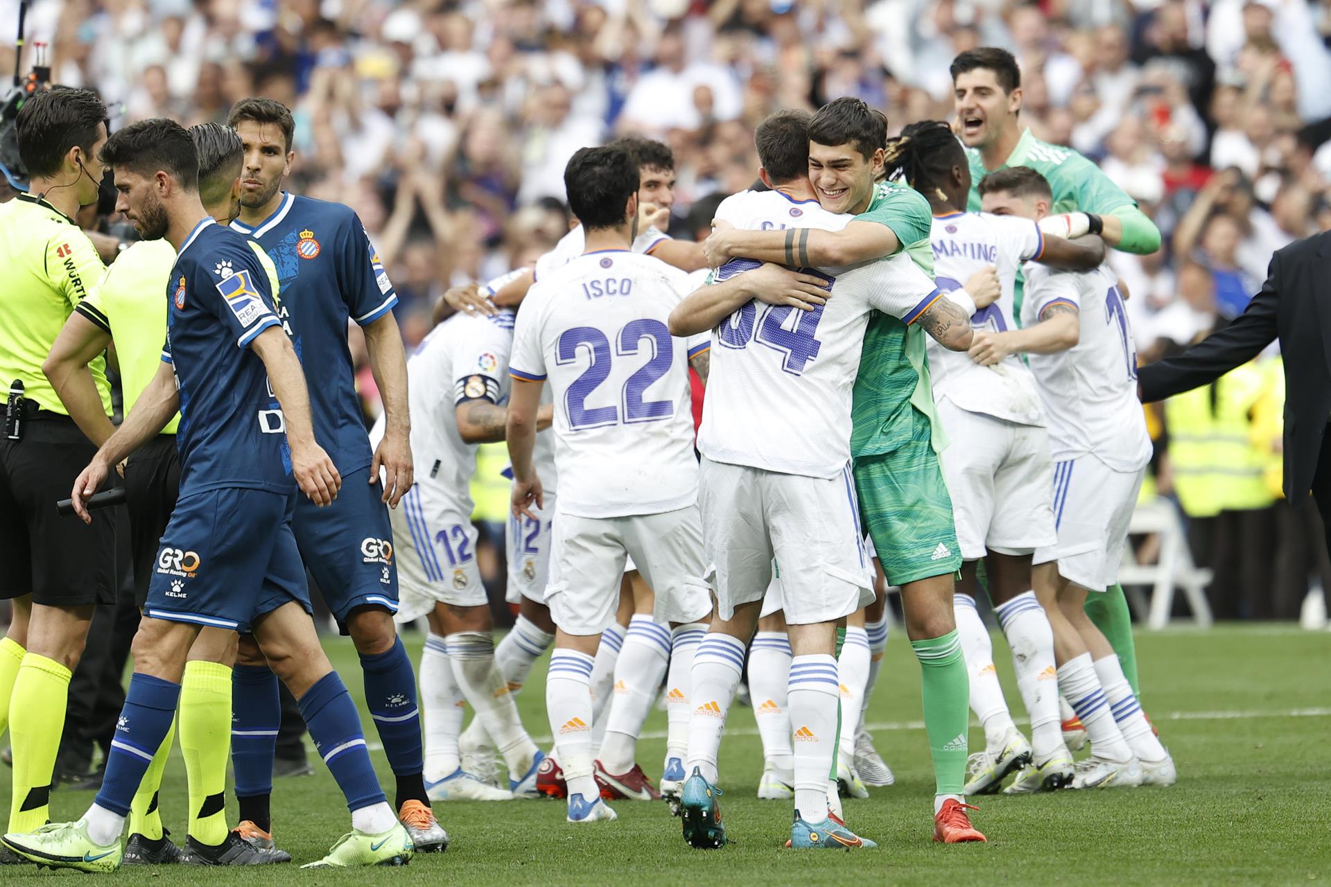 Los jugadores del Real Madrid celebran su victoria ante el Espanyol por 4-0, y por consiguiente su proclamación como Campeones de la Liga, al finalizar el partido disputado en el estadio Santiago Bernabéu de la capital. EFE/Chema Moya
