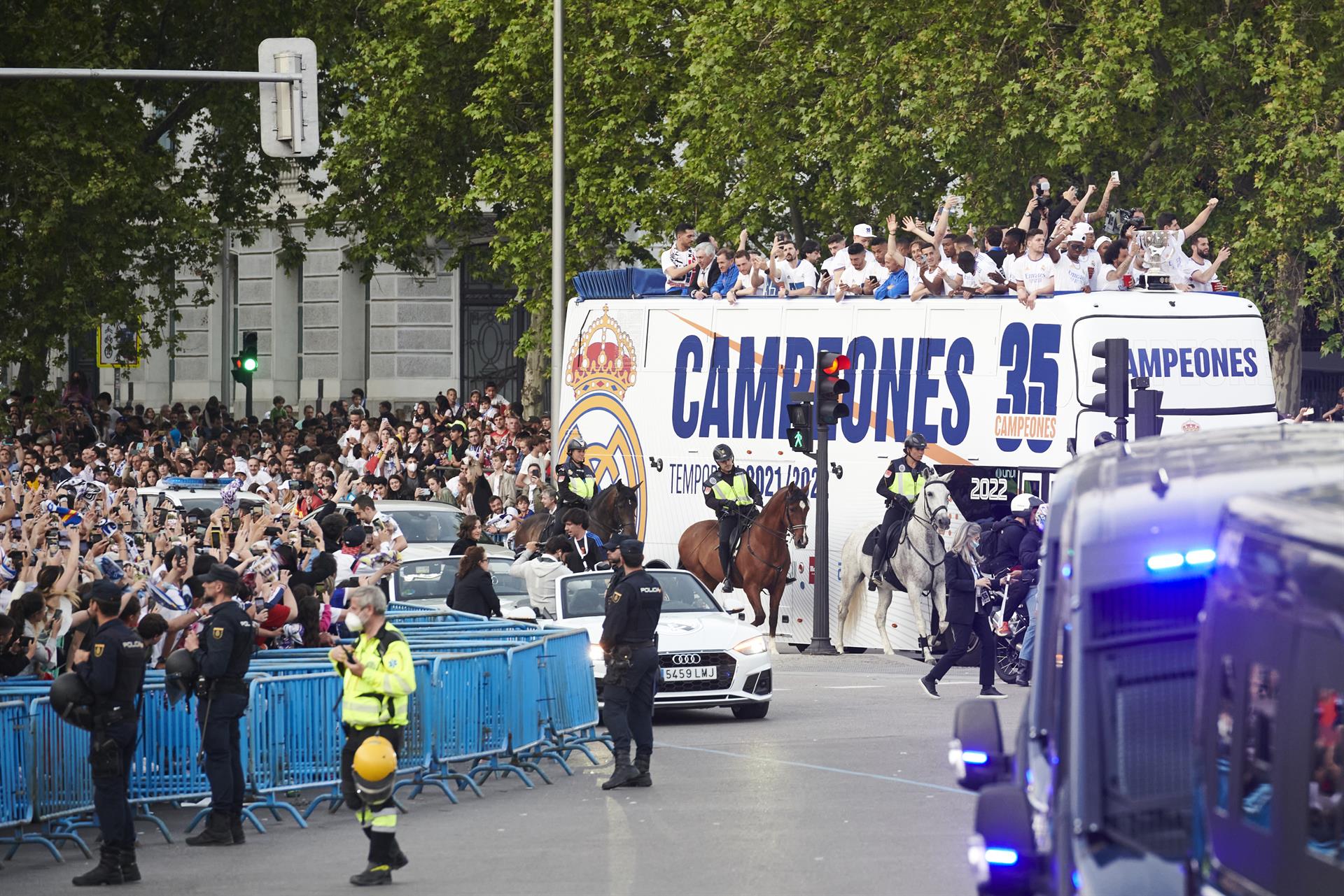 Los jugadores del Real Madrid a su llegada a la plaza de Cibeles, en Madrid, para celebrar el campeonato de Liga tras vencer al RCD Espanyol en el partido disputado este sábado en el estadio Santiago Bernabéu. EFE/Luca Piergiovanni
