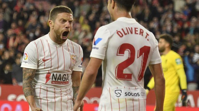 El jugador argentino del Sevilla Papu Gomez (i) celebra su gol, el último de su equipo en el triunfo ante el Granada (4-2, con su compañero Óliver Torres. EFE/Raul Caro
