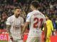 El jugador argentino del Sevilla Papu Gomez (i) celebra su gol, el último de su equipo en el triunfo ante el Granada (4-2, con su compañero Óliver Torres. EFE/Raul Caro