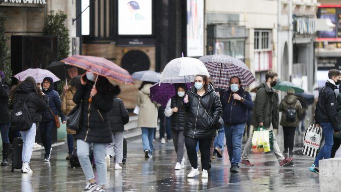 Varias personas se protegen de la lluvia con paraguas en el centro de Madrid, en una fotografía de archivo. EFE/Víctor Casado
