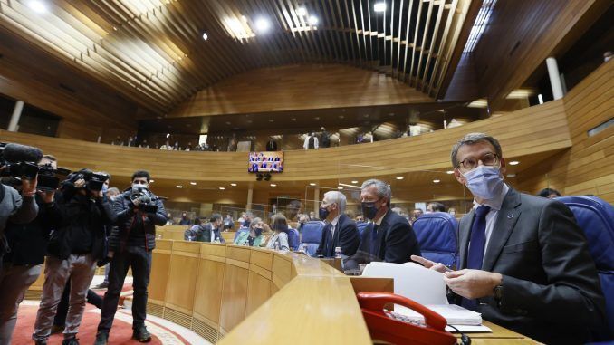 El presidente de la Xunta, Alberto Núñez Feijóo al comienzo del pleno del Parlamento de Galicia para responder a las preguntas de la oposición este martes en Santiago de Compostela. EFE/Lavandeira jr
