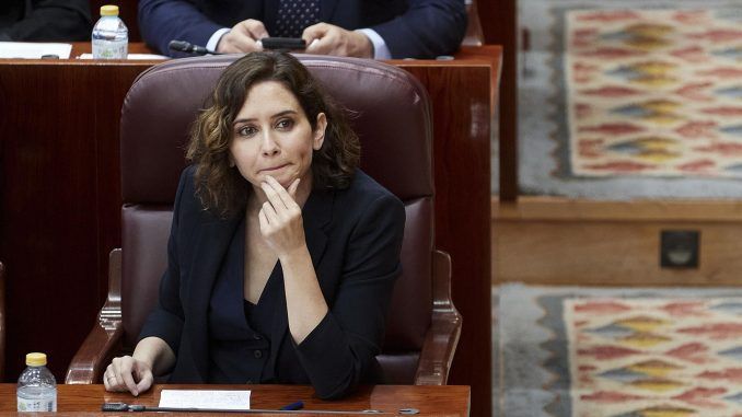 La presidenta de la Comunidad de Madrid, Isabel Díaz Ayuso, participa en la sesión de la Asamblea de Madrid. EFE/ Miguel Oses
