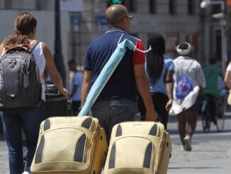 Varios turistas con sus maletas en las calles de la capital en una imagen de archivo. EFE/Darwin Carrión