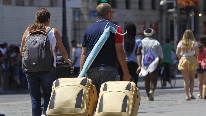 Varios turistas con sus maletas en las calles de la capital en una imagen de archivo. EFE/Darwin Carrión