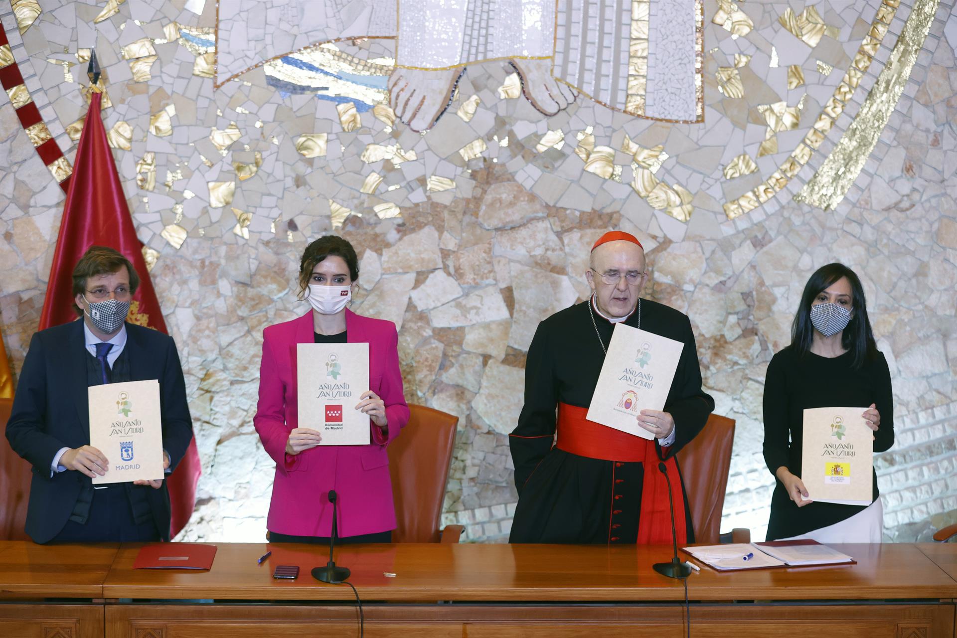 (De izq a der) El alcalde de Madrid, José Luis Martínez-Almeida; la presidenta de Madrid, Isabel Díaz Ayuso; el arzobispo de Madrid, cardenal Carlos Osoro, y la delegada del Gobierno, Mercedes González, posan durante la firma de un protocolo de colaboración y la presentación de las celebraciones previstas por el jubileo de San Isidro. EFE/ Juan Carlos Hidalgo
