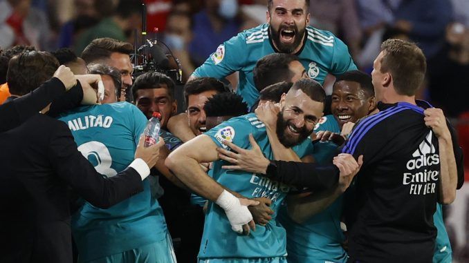 El delantero del Real Madrid Karim Benzema (3d) celebra su gol, el tercero de su equipo, en la remontada madridista en el campo del Sevilla (2-3). EFE/Julio Muñoz
