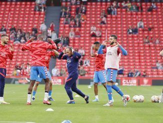 Los jugadores del Atlético de Madrid durante el calentamiento previo al partido de Liga en Primera División ante el Athletic, que disputan en el estadio de San Mamés, en Bilbao. EFE/Luis Tejido