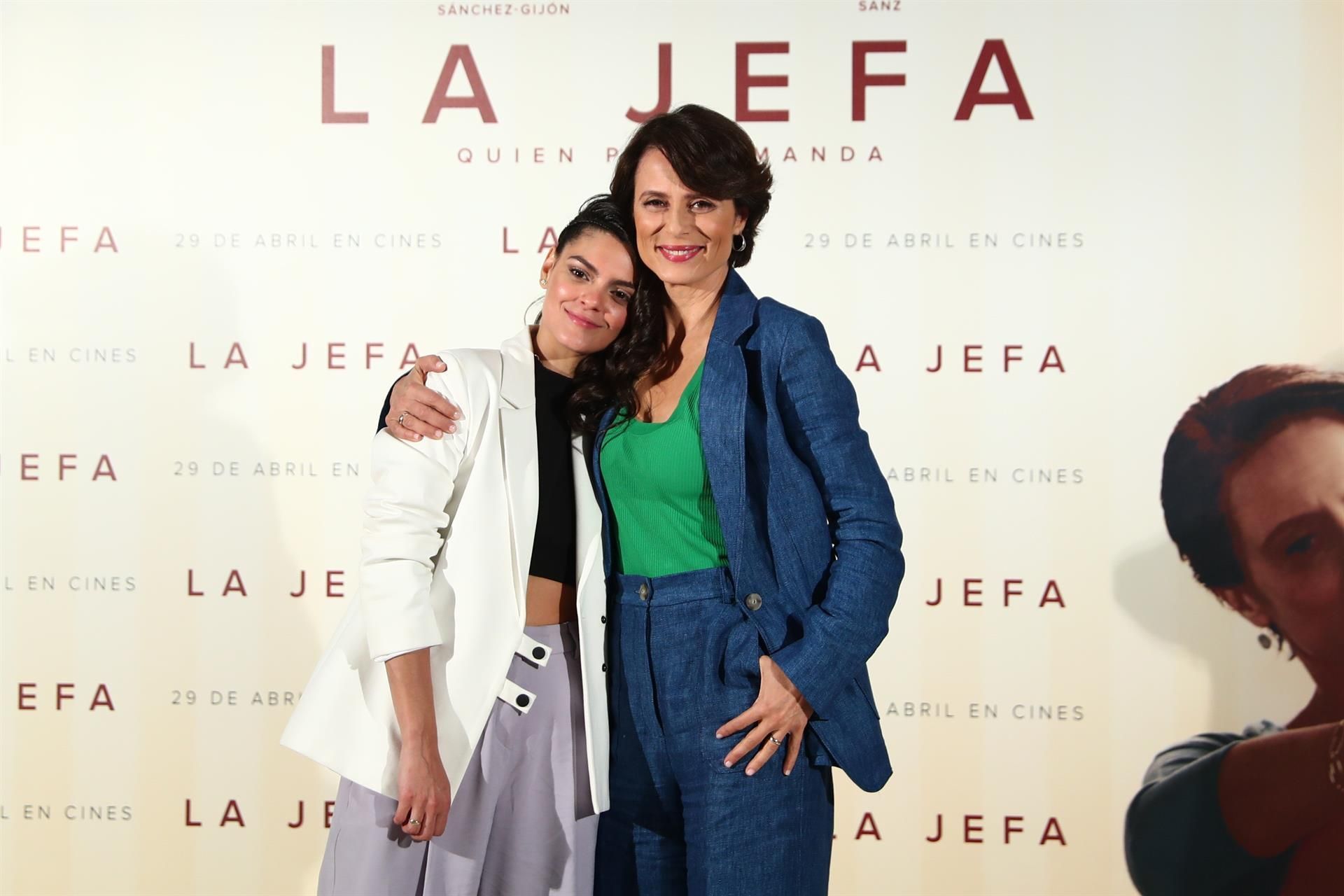 Las actrices Belén Sanz (i) y Aitana Sánchez-Gijón (d) posan durante la presentación de la película 'La Jefa' en Madrid este miércoles. EFE/ Miguel Osés
