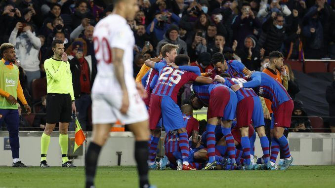 Los jugadores del Barcelona celebran su gol ante el Sevilla en el encuentro disputado en el Camp Nou. EFE
