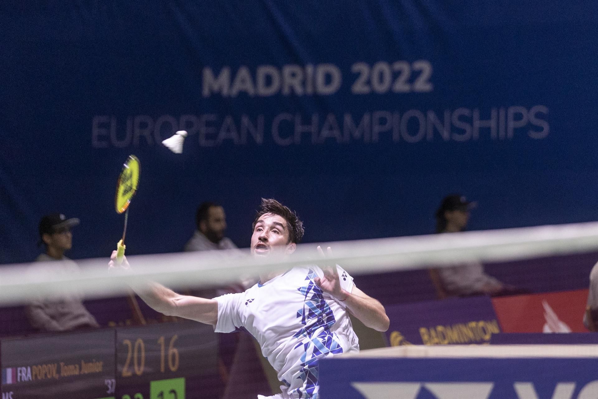 El francés Toma Popov Junior durante su encuentro ante el danés Hans-Kristian Vittinghus perteneciente a los cuartos de final del Europeo de Bádminton de Madrid, este jueves en el polideportivo Gallur. EFE/Rodrigo Jiménez
