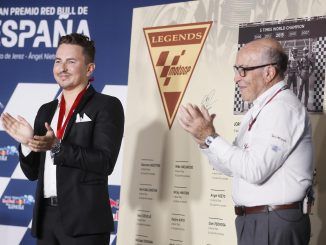 Jorge Lorenzo (i), junto al consejero delegado de Dorna Sport, Carmelo Ezpeleta, tras recibir su reconocimiento como "Leyenda de MotoGP". EFE/José Manuel Vidal