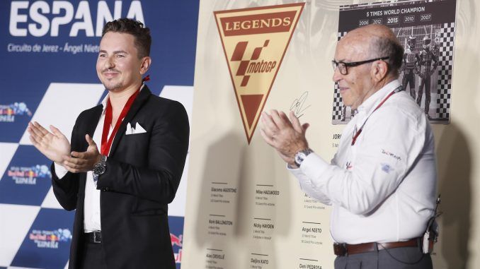 Jorge Lorenzo (i), junto al consejero delegado de Dorna Sport, Carmelo Ezpeleta, tras recibir su reconocimiento como "Leyenda de MotoGP". EFE/José Manuel Vidal
