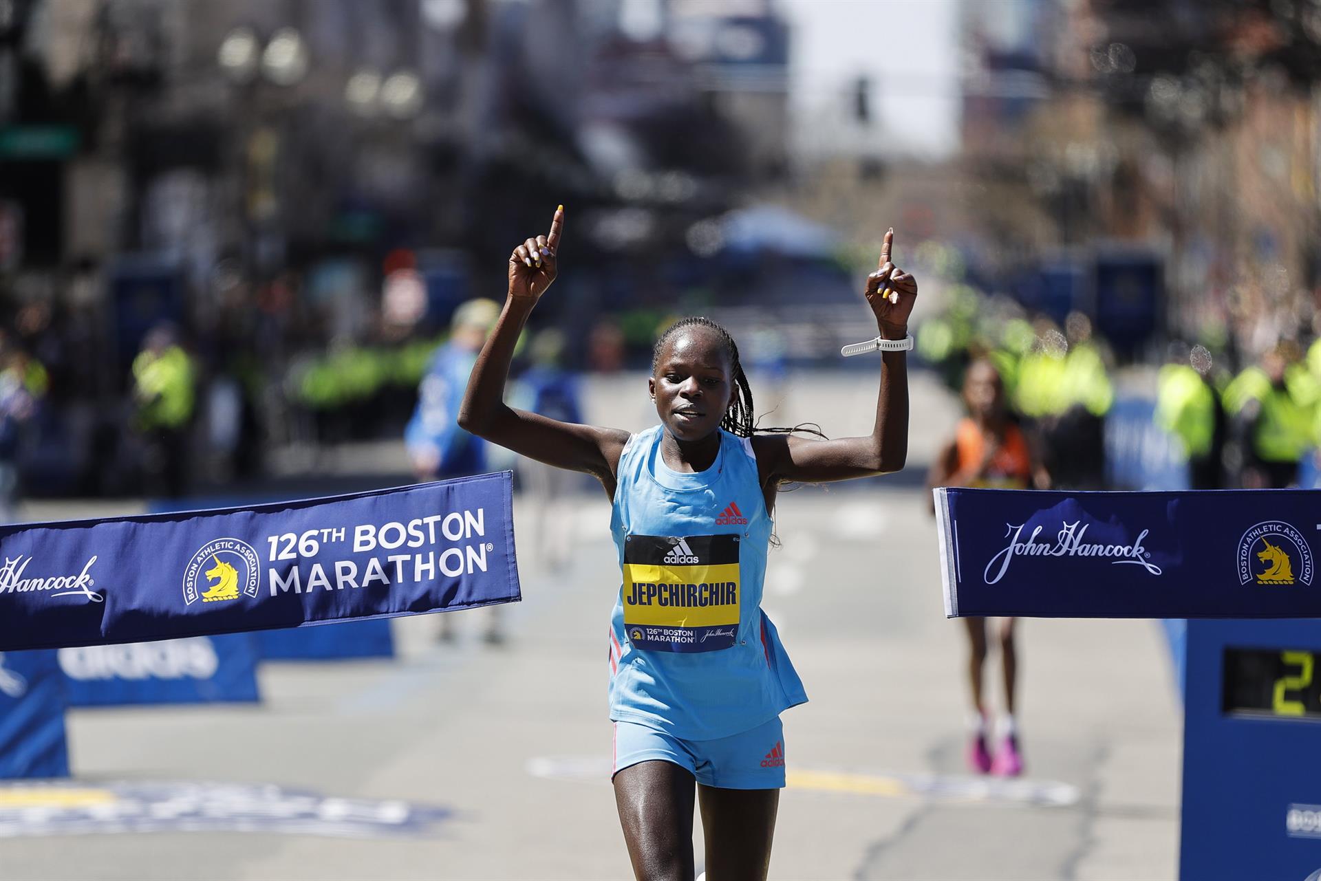 Peres Jepchirchir de Kenia celebra después de conquistar este lunes la edición 126 del Maratón de Boston en la categoría femenina. EFE/EPA/CJ GUNTHER
