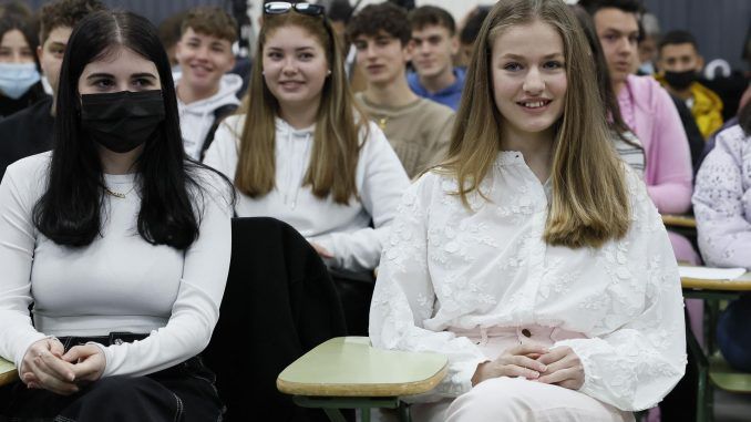 La Princesa de Asturias, Leonor (d) asiste a la Jornada sobre juventud y ciberseguridad titulada "Disfruta de internet con seguridad". EFE/ Ballesteros
