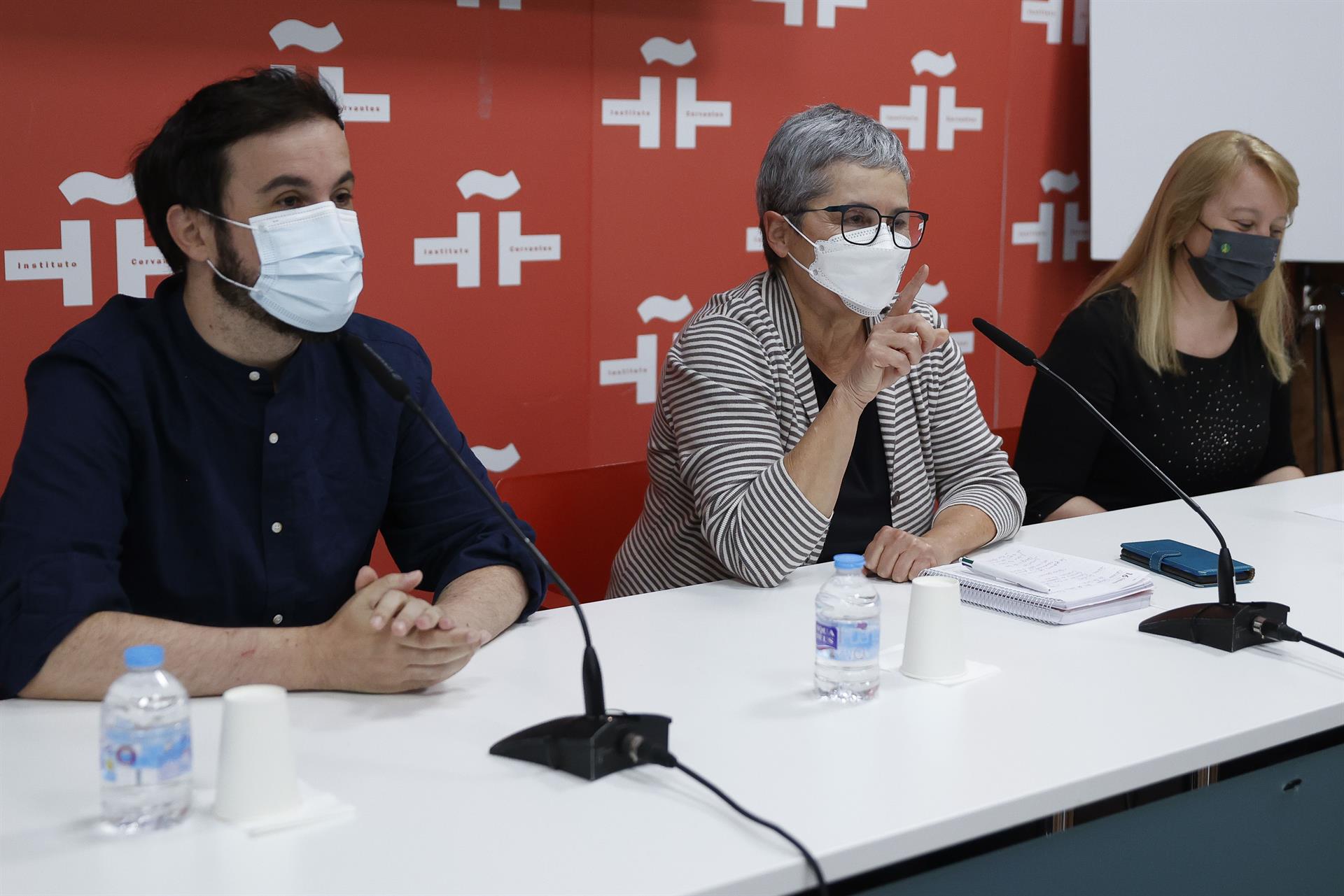 La directora de la Feria del Libro de Madrid, Eva Orúe (c), en la sede del Instituto Cervantes en Madrid este miércoles. EFE/Mariscal
