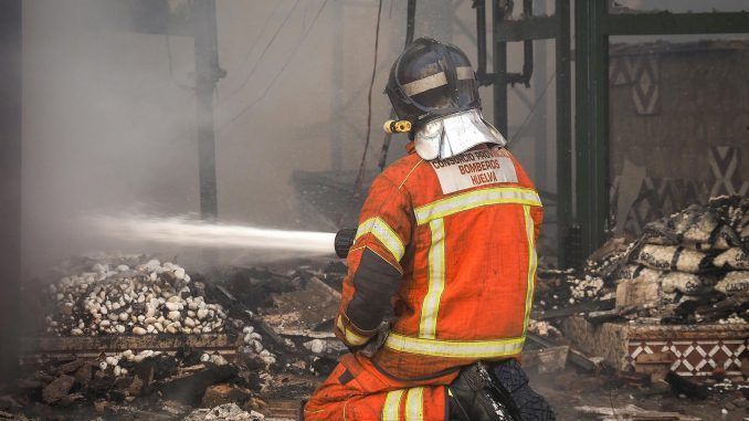 Un bombero trabaja en la extinción de un incendio.EFE/Archivo
