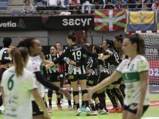 Las jugadoras del Málaga celebran su victoria ante el Elche en la semifinal de la Copa de la Reina, en San Sebastián. EFE/Javier Etxezarreta