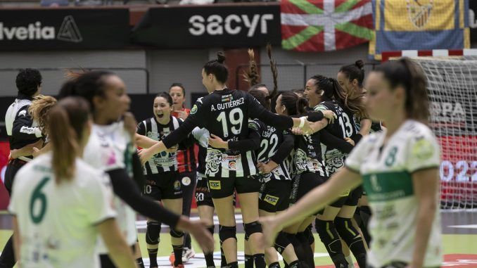 Las jugadoras del Málaga celebran su victoria ante el Elche en la semifinal de la Copa de la Reina, en San Sebastián. EFE/Javier Etxezarreta
