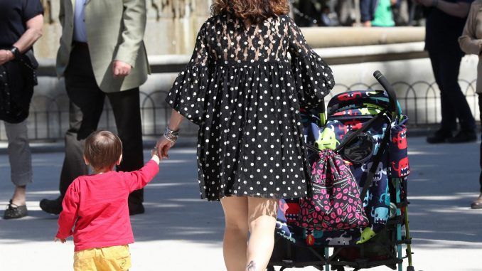 Una mujer pasea con su hijo de la mano en el madrileño parque de El Retiro, en una imagen de archivo. EFE/Zipi
