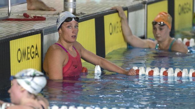 Mireia Belmonte (c), tras ganar una prueba de los 400 estilos en unos Campeonatos de España de natación. EFE/Marcial Guillén/ARCHIVO
