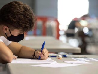 Un alumno de bachillerato durante un examen, en una imagen de archivo. EFEDavid Arquimbau Sintes