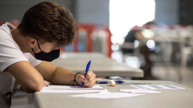 Un alumno de bachillerato durante un examen, en una imagen de archivo. EFEDavid Arquimbau Sintes
