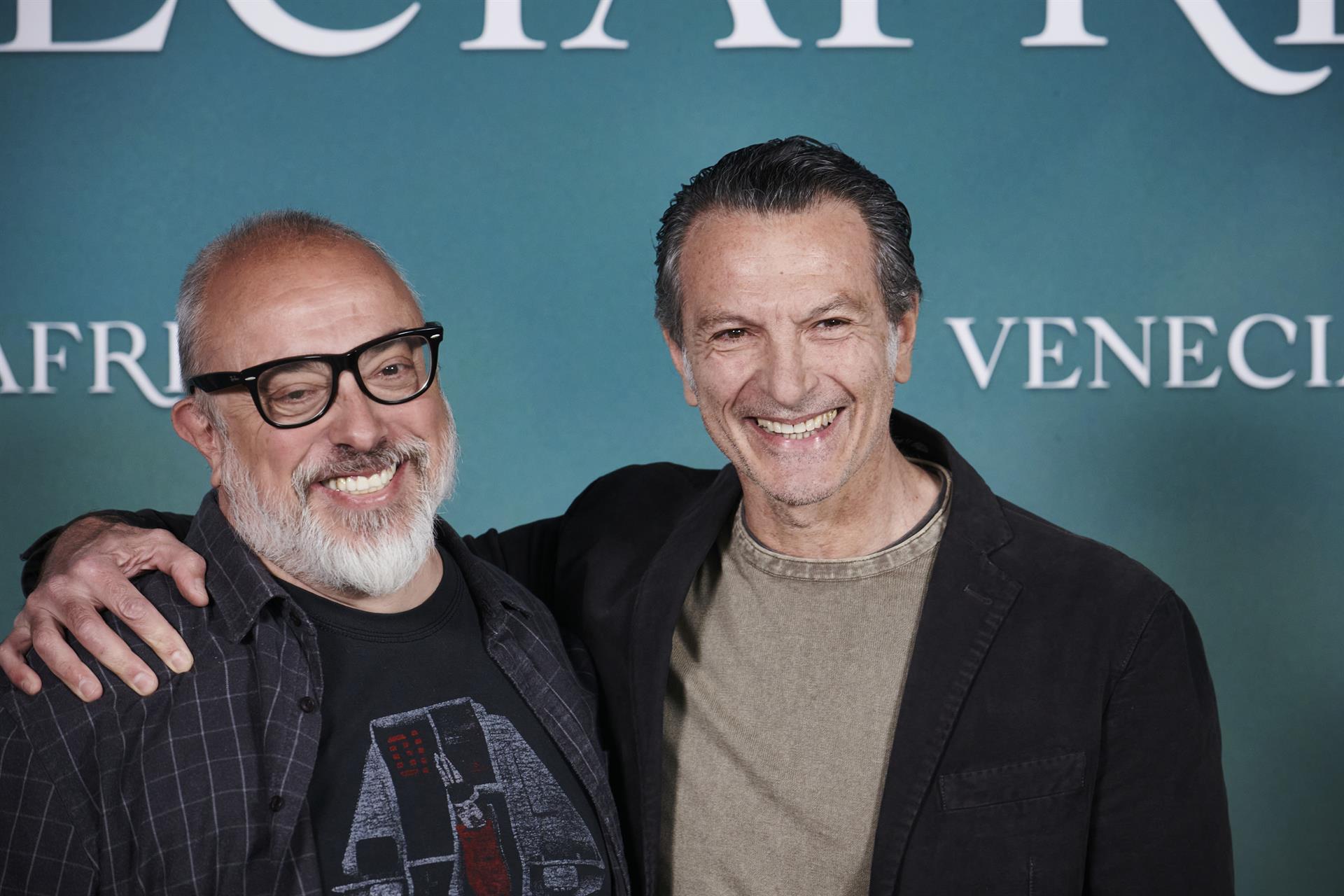 El director, productor y guionista de cine español y director de "Veneciafrenia" Álex de la Iglesia (i) y el actor italiano Cosimo Fusco (d) asisten al estreno de la nueva película de terror, "Veneciafrenia", este lunes en Madrid. La película inaugura "The Fear Collection", el nuevo sello cinematográfico creado por Sony Pictures y Pokeepsie en forma de alegato contra el turismo destructivo y la necesidad de proteger la belleza. EFE/Luca Piergiovanni
