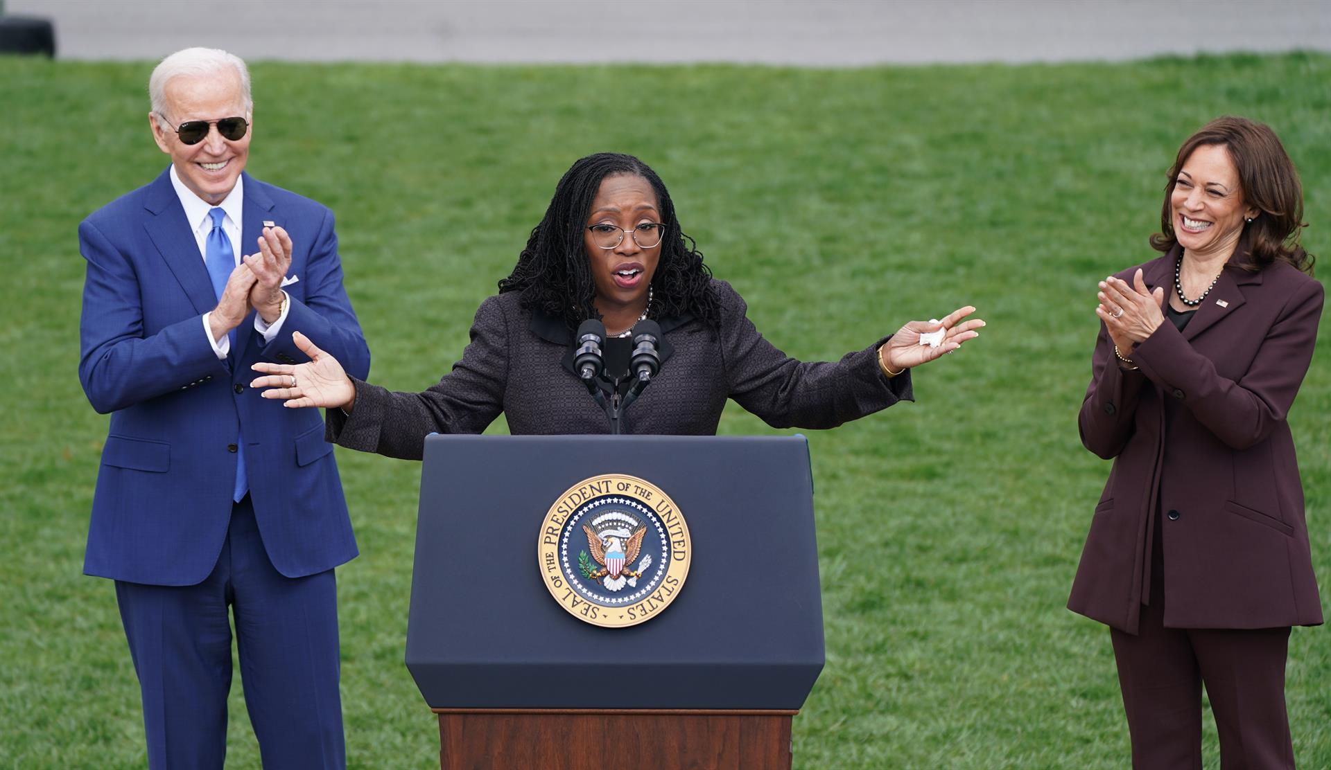 El presidente de EE.UU., Joe Biden (izq.), y la vicepresidenta estadounidense, Kamala Harris (der.), aplauden a la jueza del Tribunal Supremo, Ketanji Brown Jackson, durante una ceremonia tras su histórica confirmación en el Senado para ser jueza del Tribunal Supremo en la Casa Blanca en Washington, este 8 de abril de 2022. EFE/Leigh Vogel/Piscina
