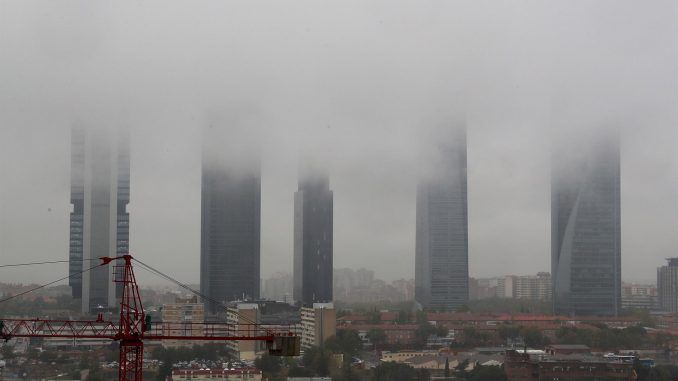 Vista de la lluvia y la niebla entre el complejo de las Cuatro Torres de Madrid, en una fotografía de archivo. EFE/Ángel Díaz
