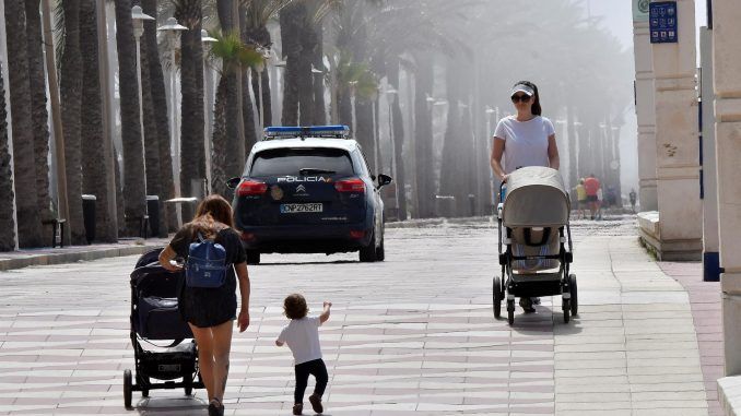 Varias personas caminan por el Paseo Marítimo de Almería, en una imagen de archivo. EFE / Carlos Barba
