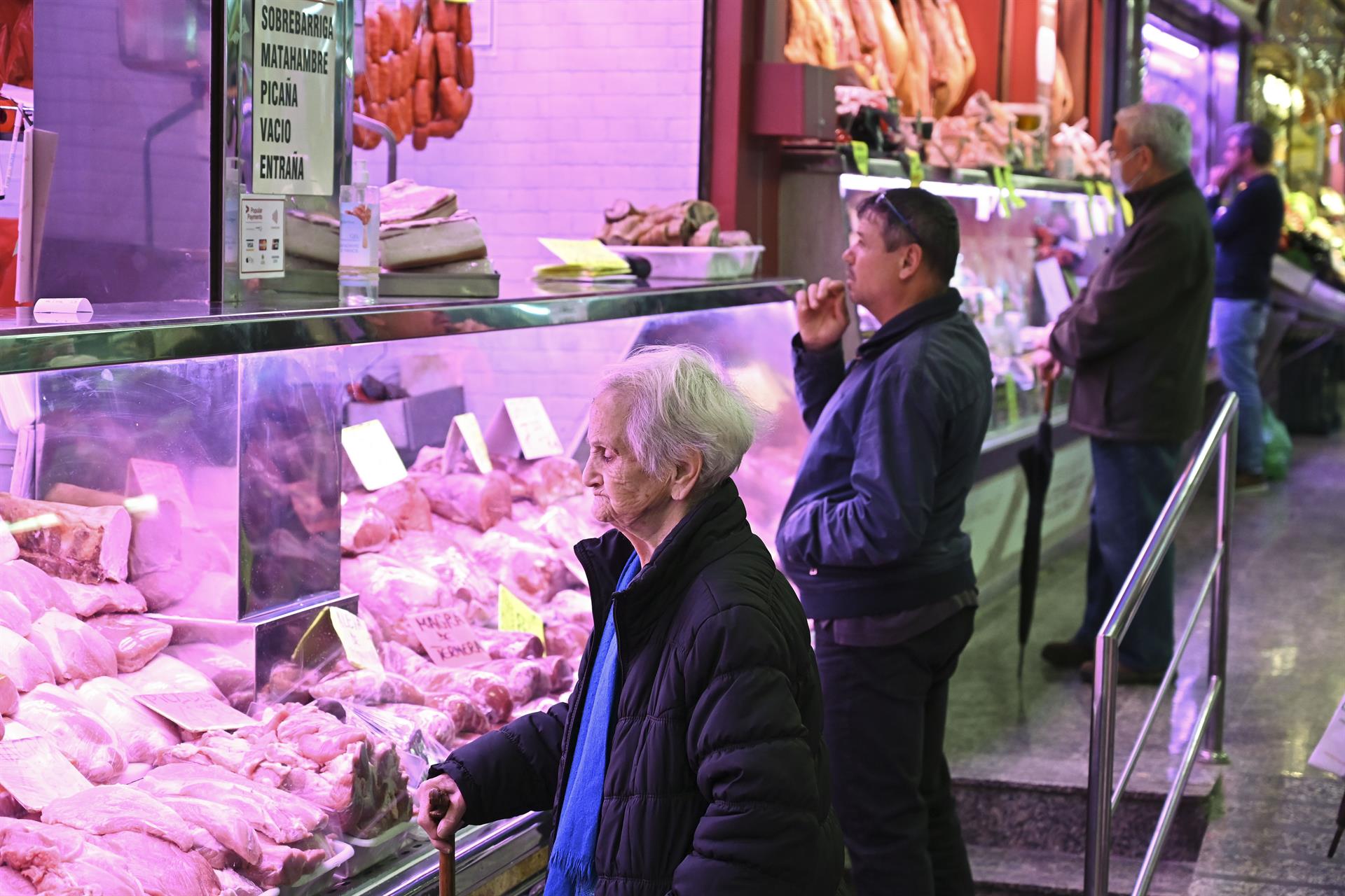 Un par de clientes sin mascarilla aguardan a ser atendidos un mercado de Madrid, este miércoles. La mascarilla dejó de ser obligatoria en España desde este miércoles en la mayoría de espacios interiores, al igual que ya sucede en otros países europeos, tras aprobarse el Gobierno español el fin de su obligatoriedad después de casi dos años. EFE/ Fernando Villar
