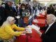 El escritor Eduardo Mendoza (d) firma ejemplares de sus libros en el Paseo de Gràcia con motivo de la celebración de Sant Jordi en Barcelona este sábado. EFE/Toni Albir