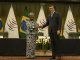 El canciller brasileño Carlos Franca (d) posa hoy junto a la directora general de la Organización Mundial del Comercio (OMC), Ngozi Okonjo-Iweala, previo a una rueda de prensa en el Palacio de Itamaraty, en Brasilia (Brasil). EFE/ Joédson Alves