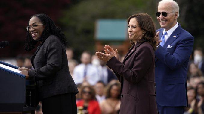 El presidente de EE.UU., Joe Biden (i), y la vicepresidenta estadounidense, Kamala Harris (2-i), saludan a la jueza Ketanji Brown Jackson durante una ceremonia tras su histórica confirmación en el Senado para ser jueza del Tribunal Supremo en la Casa Blanca en Washington, este 8 de abril de 2022. EFE/Yuri Gripas/Pool
